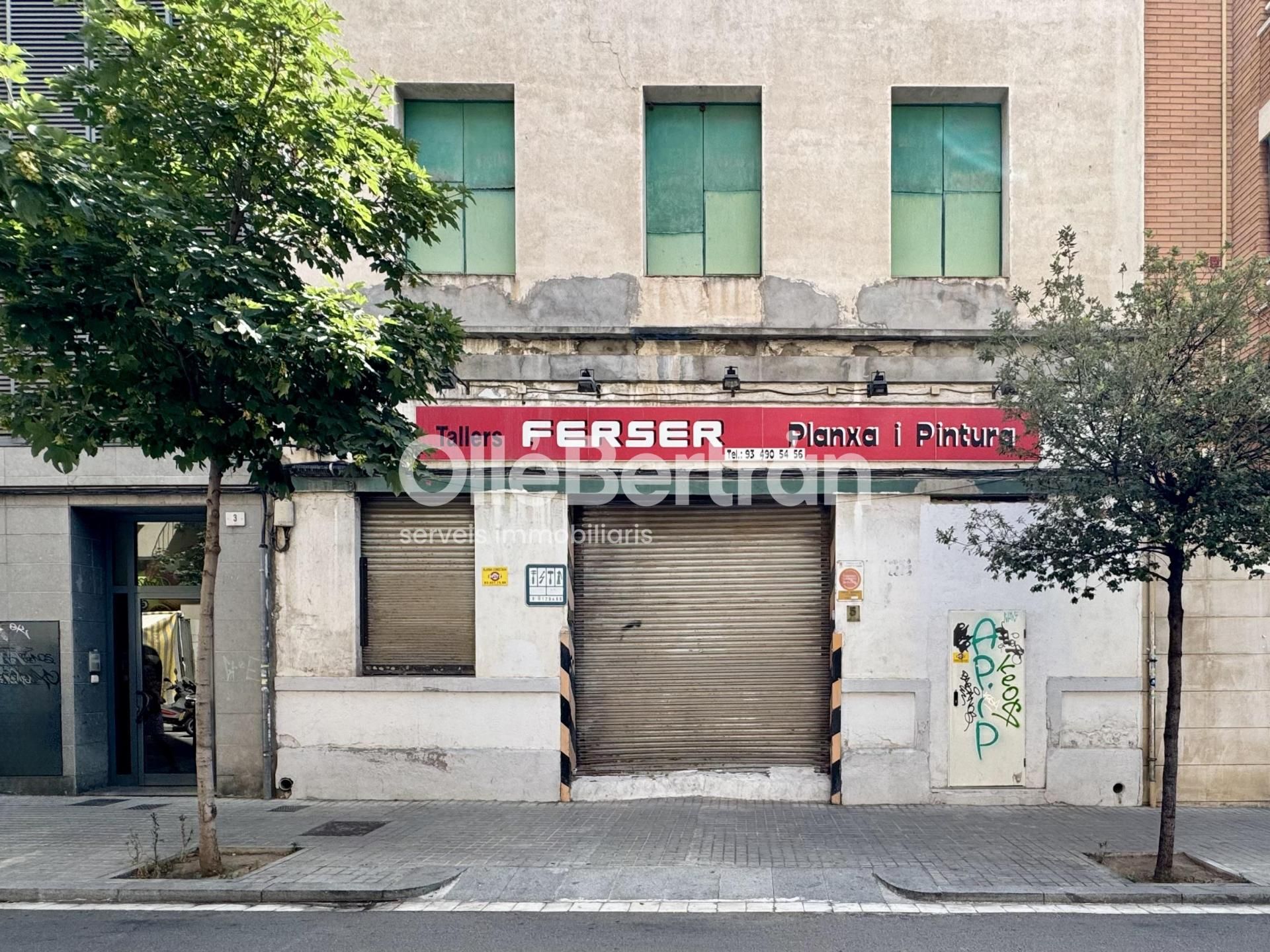 Vista exterior de Edifici en venda en L'Hospitalet de Llobregat
