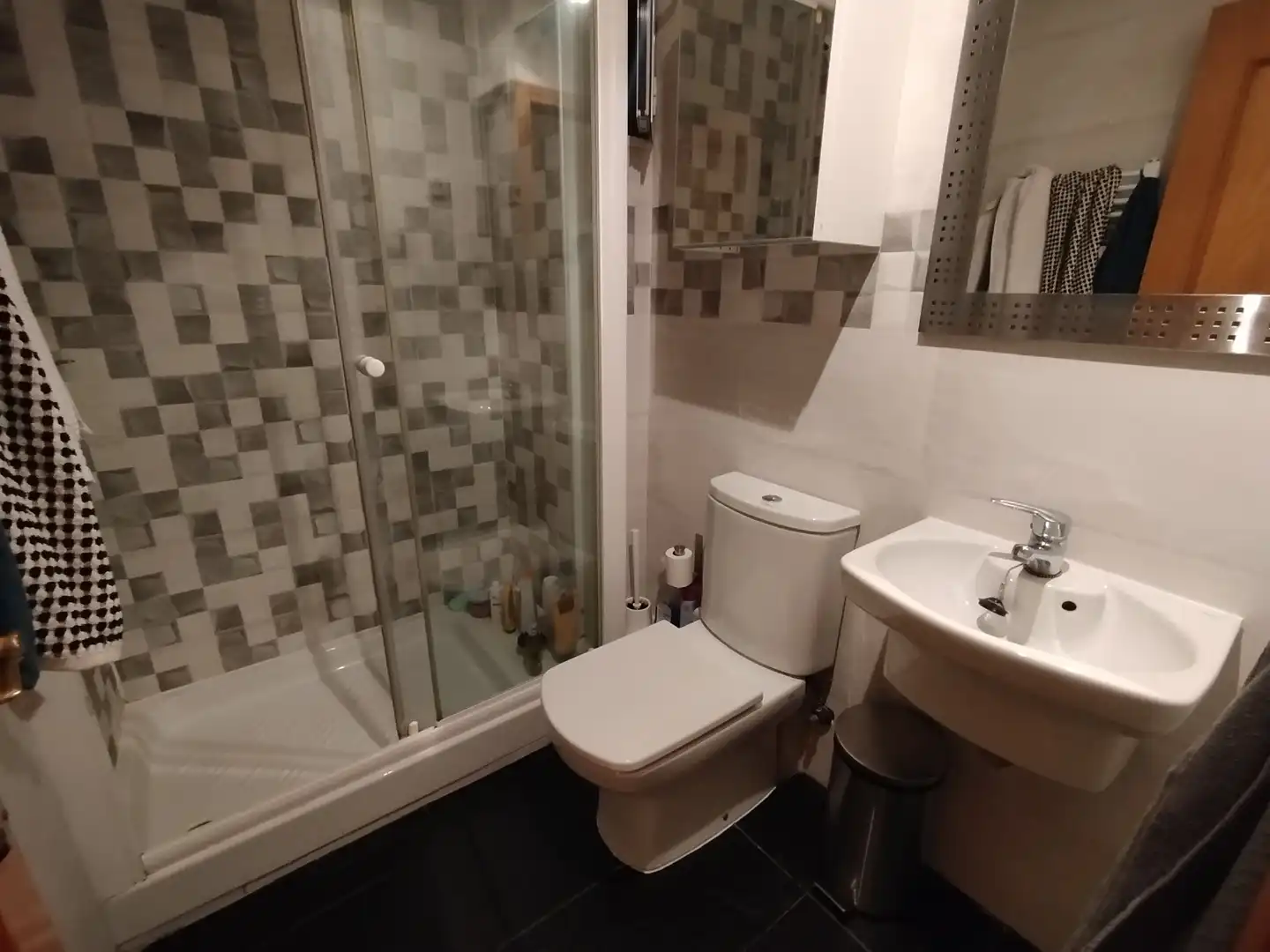 Bathroom of Flat for share in Madrid  with Heating, Furnished and Oven