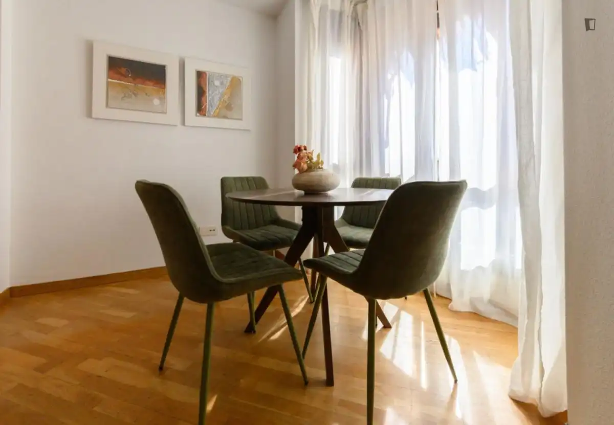 Menjador de Apartament de lloguer en Madrid amb Aire condicionat, Calefacció i Moblat