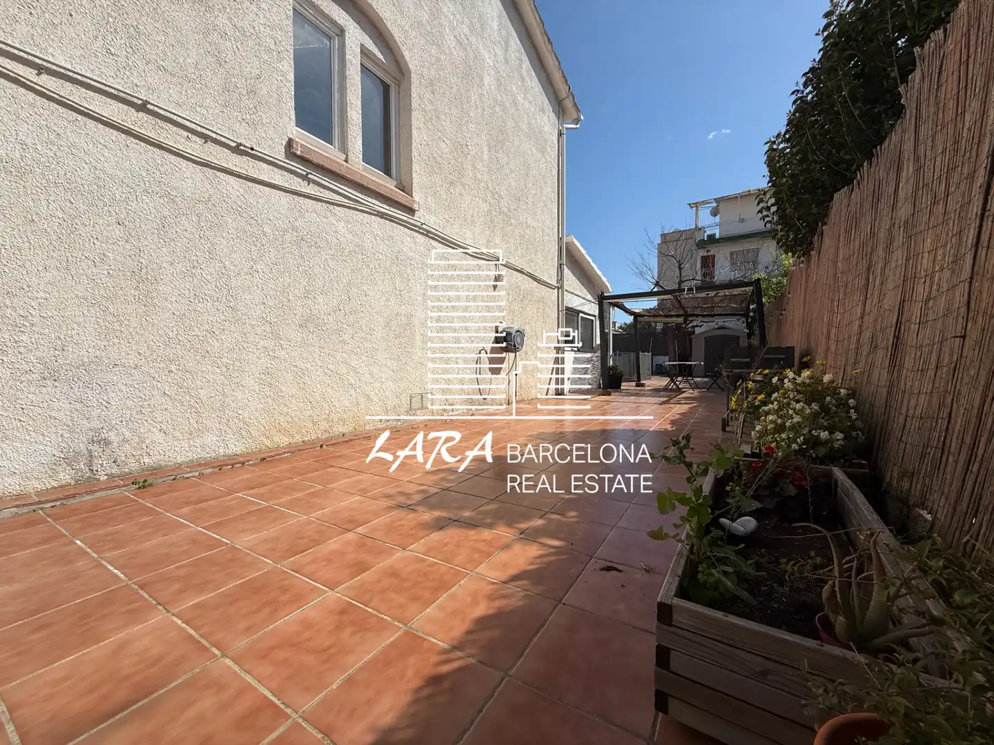 Vista exterior de Casa adosada en venda en Castelldefels amb Aire condicionat, Jardí privat i Terrassa