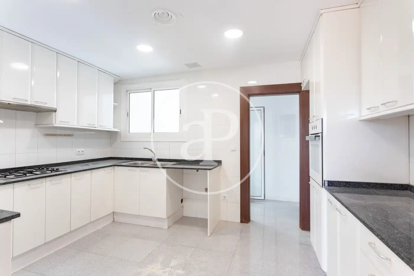 Cuina de Pis de lloguer en Barcelona amb Aire condicionat, Calefacció i Balcó