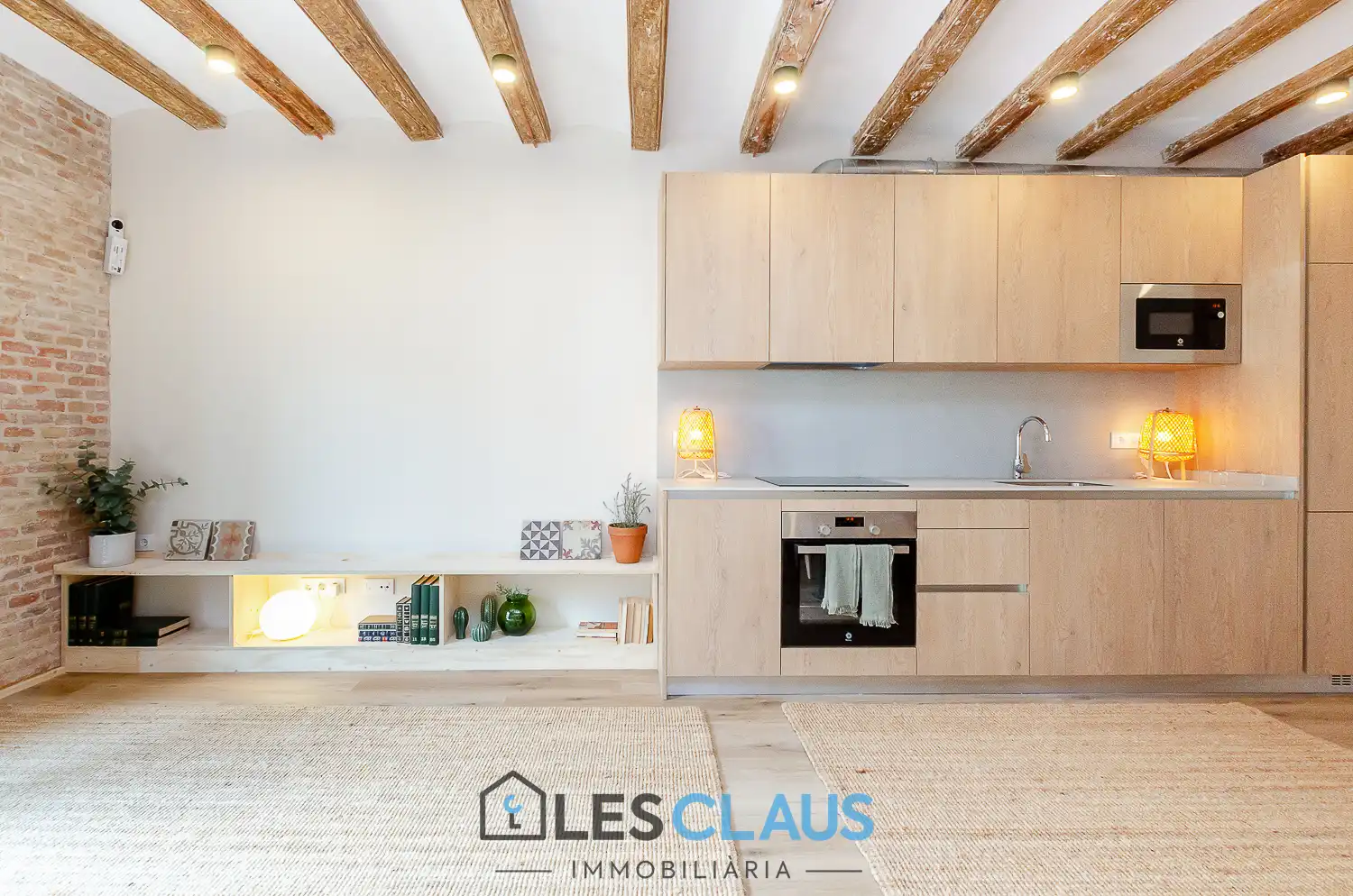 Küche von Wohnung zum Verkauf in Barcelona mit Parkett, Ofen und Mikrowelle