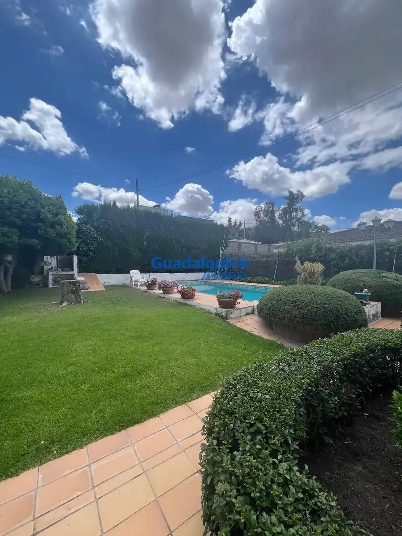 Jardí de Casa o xalet en venda en Dos Hermanas amb Aire condicionat, Jardí privat i Terrassa