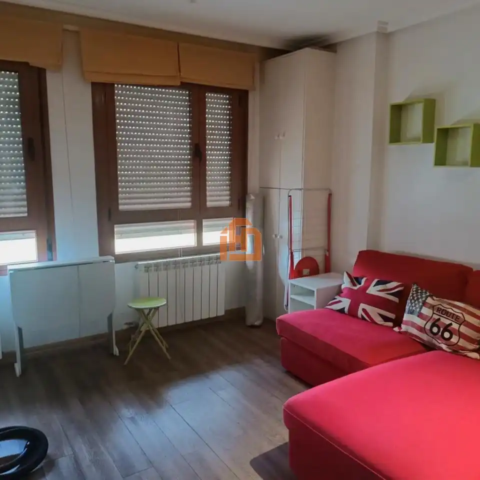 Sala d'estar de Apartament de lloguer en Valverde de la Virgen amb Calefacció, Parquet i Moblat