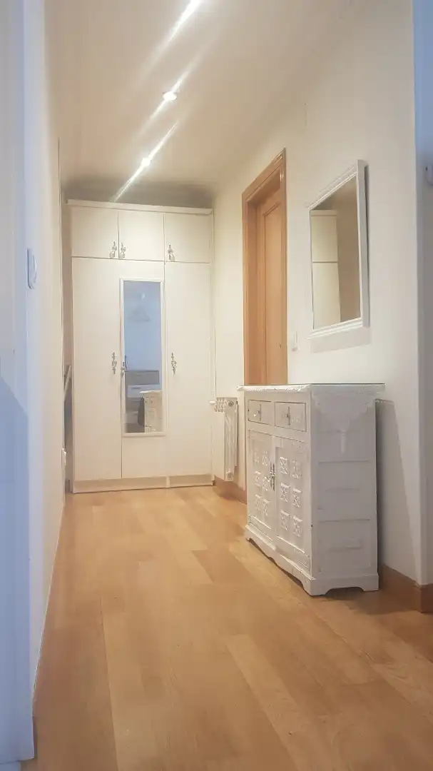 Dormitori de Apartament en venda en Vitoria - Gasteiz amb Calefacció, Parquet i Moblat