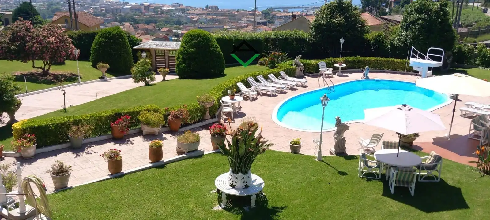 Piscina de Casa o xalet en venda en Cangas  amb Calefacció, Terrassa i Traster