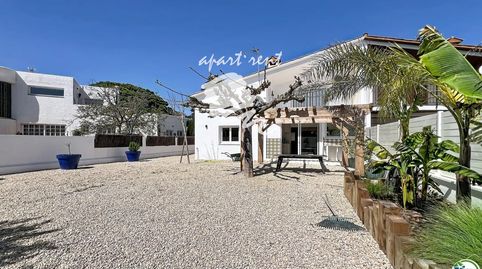 PENÍ Casa renovada con 5 habitaciones y licencia turística en Empuriabrava