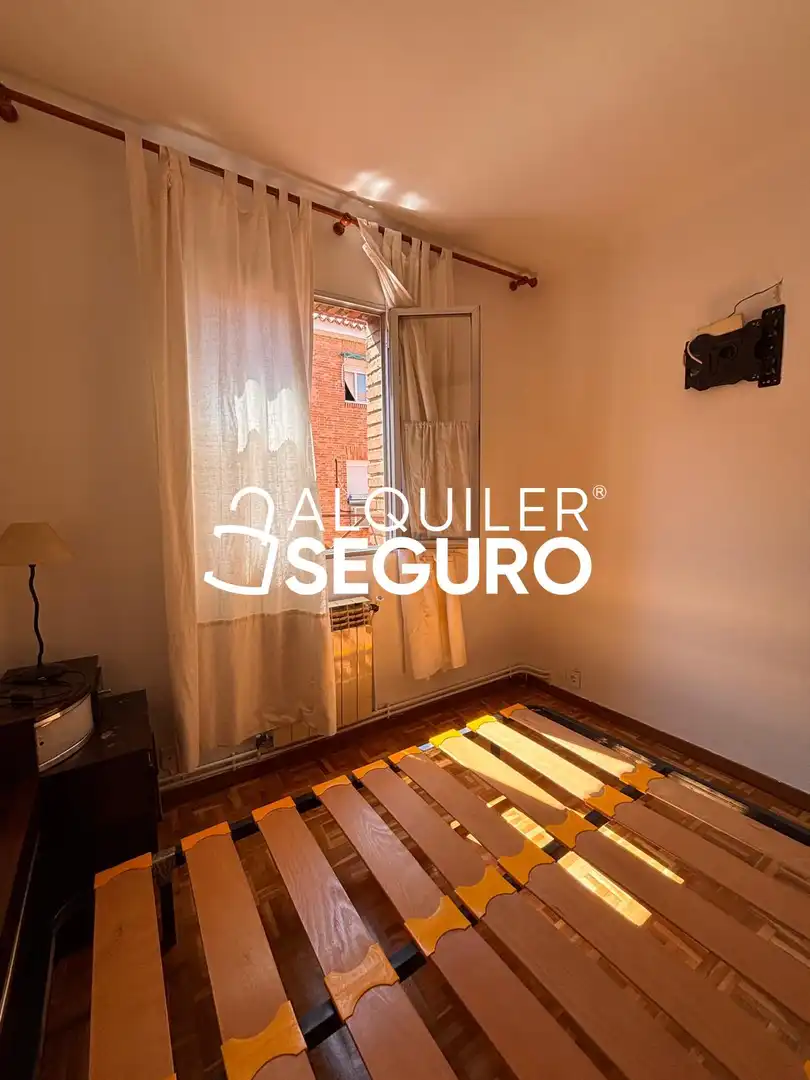 Schlafzimmer von Wohnung zur Miete in Madrid mit Klimaanlage, Heizung und Möbliert