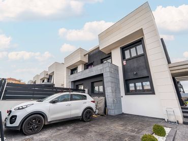 Casa pareada con piscina en venta en Calle del Labrador