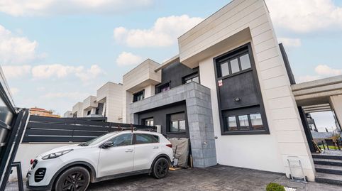CAPITAL HOME NAVALCARNERO VENDE EN EXCLUSIVA ESPECTACULAR CHALET PAREADO EN UNA DE LAS ZONAS MAS MODERNAS DEL MUNICIPIO
