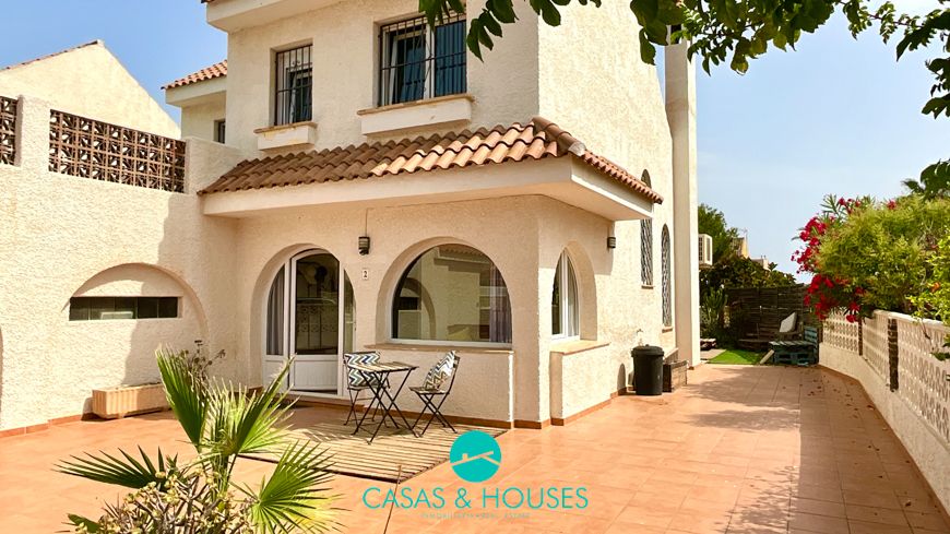 Vista exterior de Casa o xalet en venda en Cartagena amb Jardí privat, Terrassa i Moblat