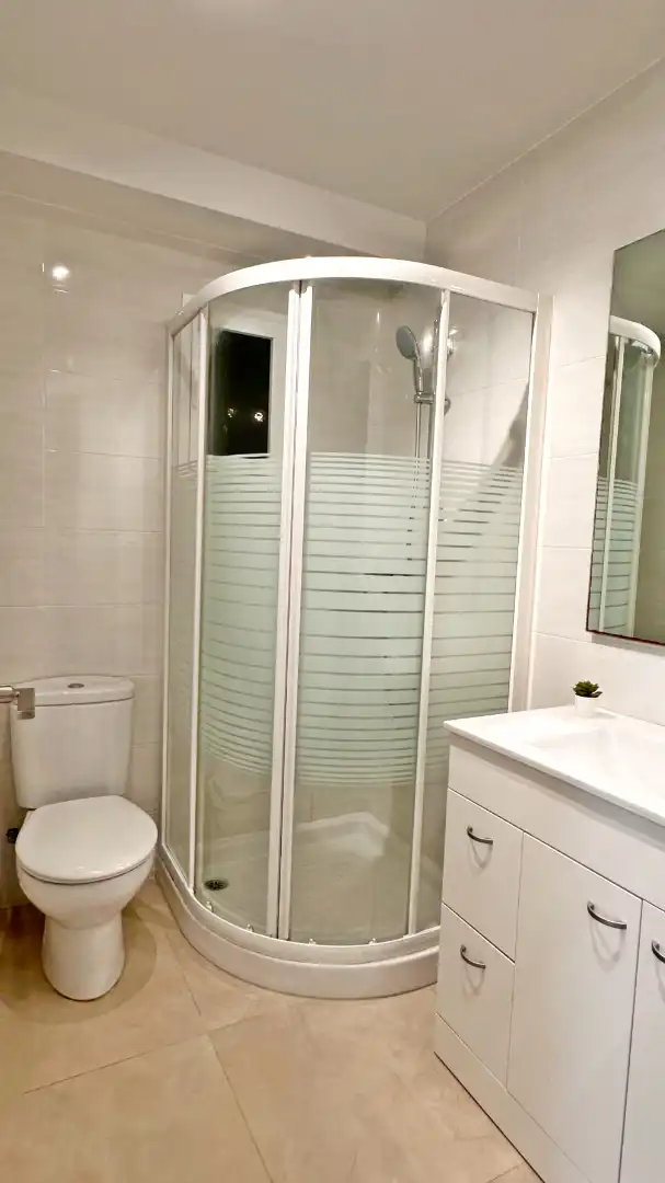 Bany de Apartament de lloguer en Gandia amb Aire condicionat, Calefacció i Moblat