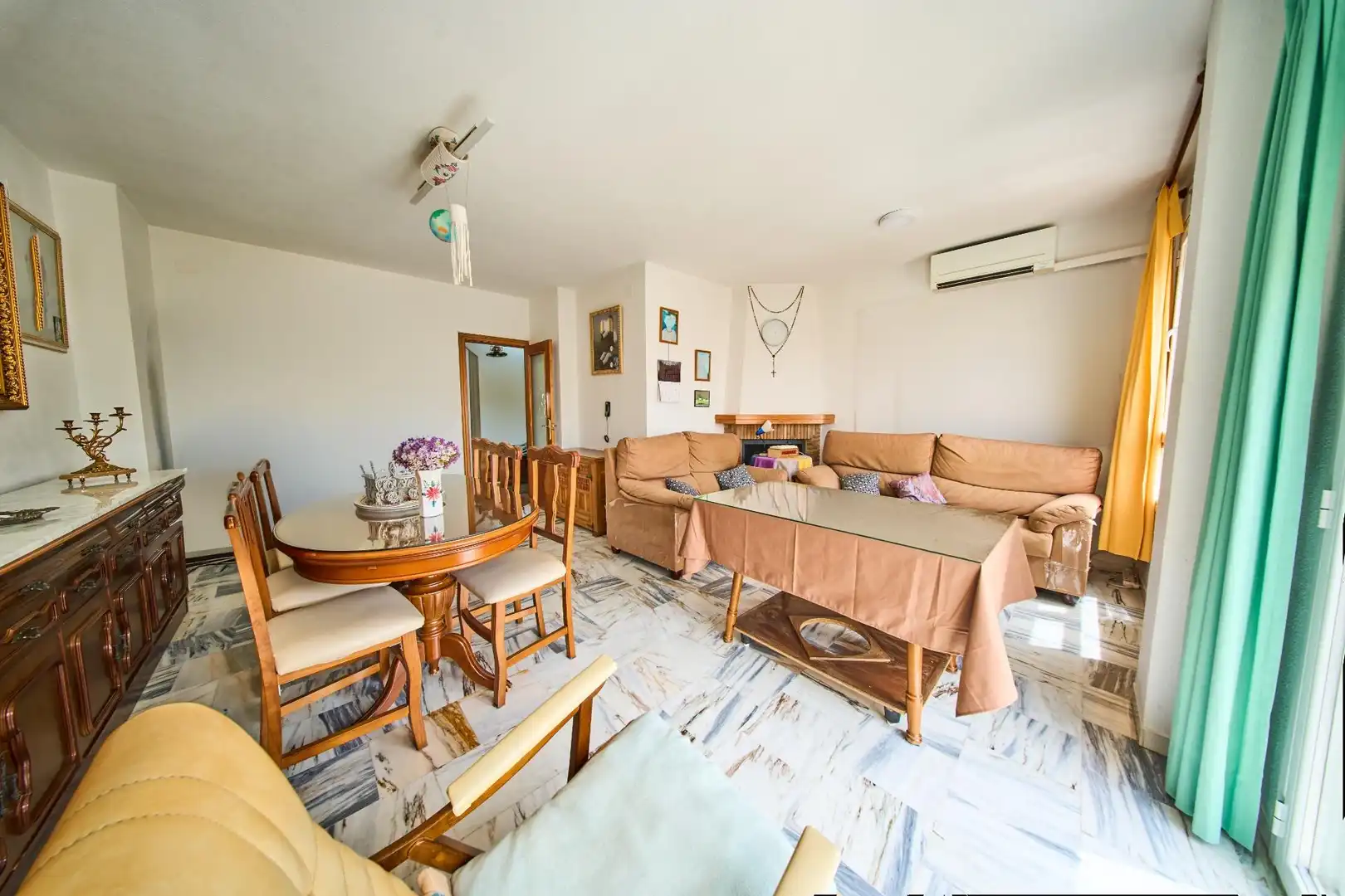 Sala d'estar de Casa adosada en venda en Fuente Vaqueros amb Aire condicionat i Calefacció