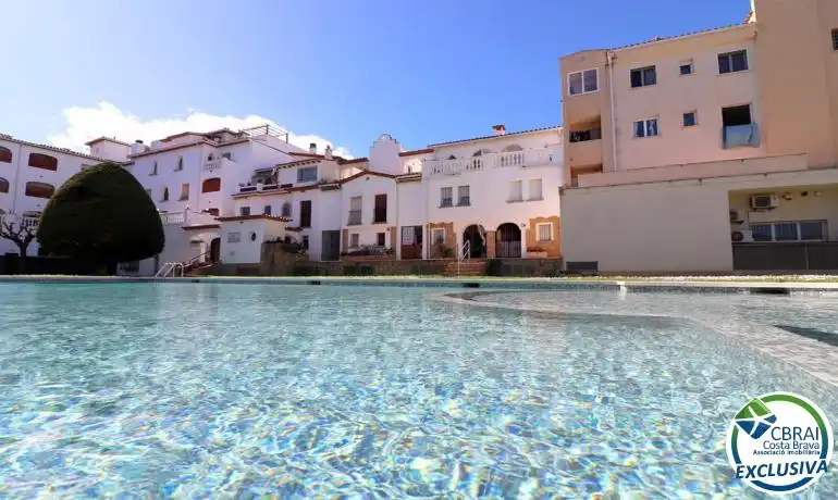 Vista exterior de Apartamento en venta en Empuriabrava con Calefacción, Jardín privado y Piscina comunitaria