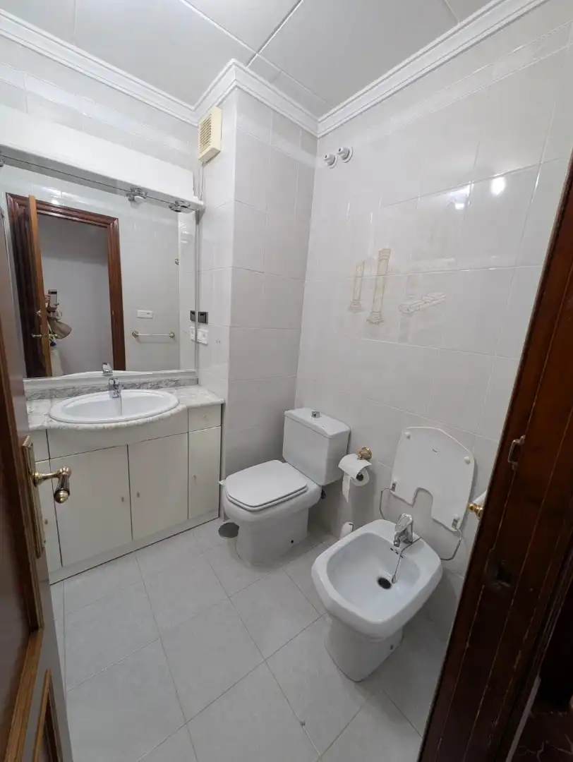 Baño de Piso en venta en Lucena con Calefacción, Terraza y Trastero