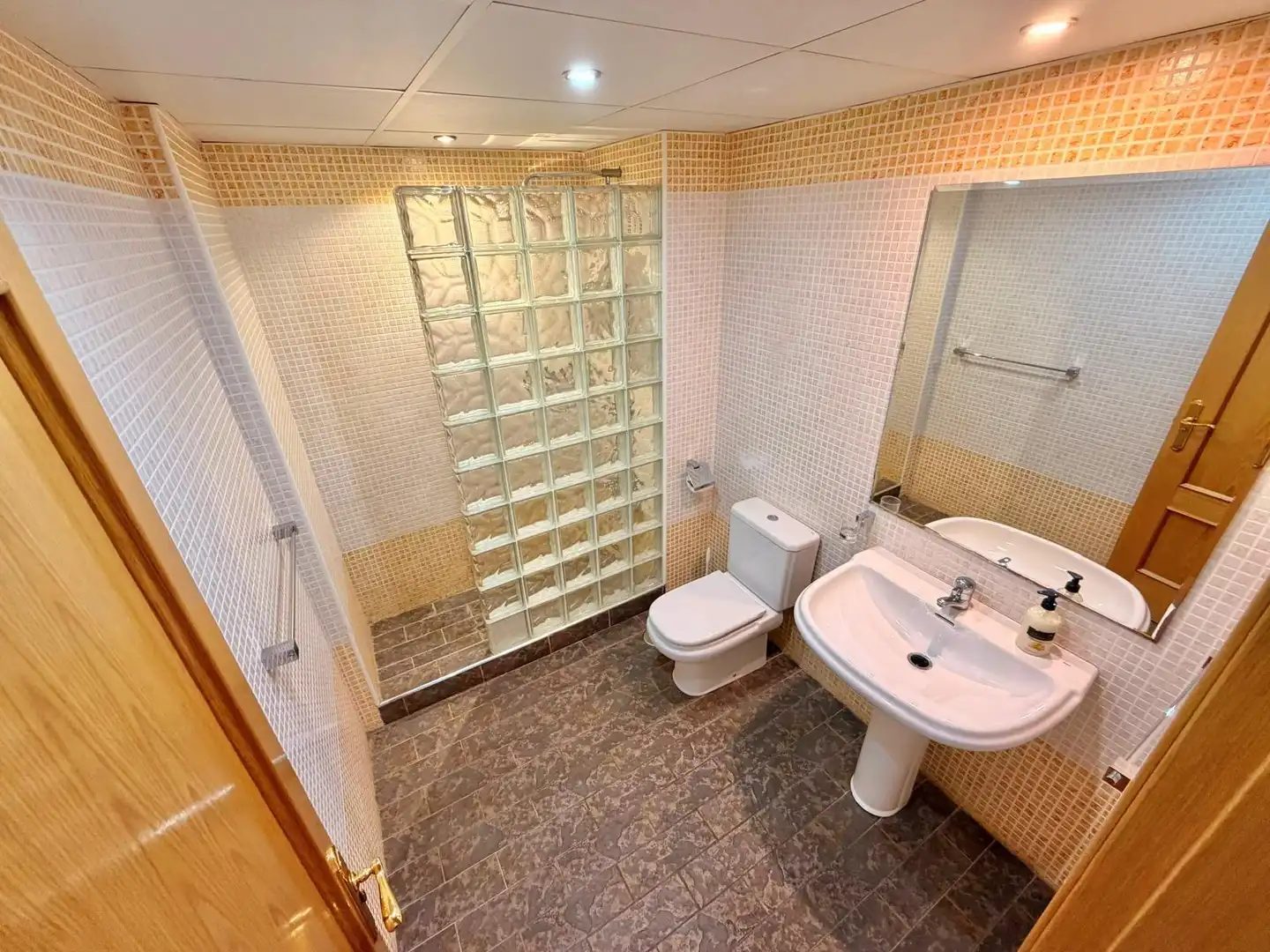 Baño de Piso en venta en Torremolinos con Aire acondicionado, Calefacción y Terraza
