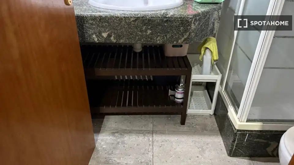 Bathroom of Flat for share in Sant Boi de Llobregat  with Air Conditioner, Heating and Furnished