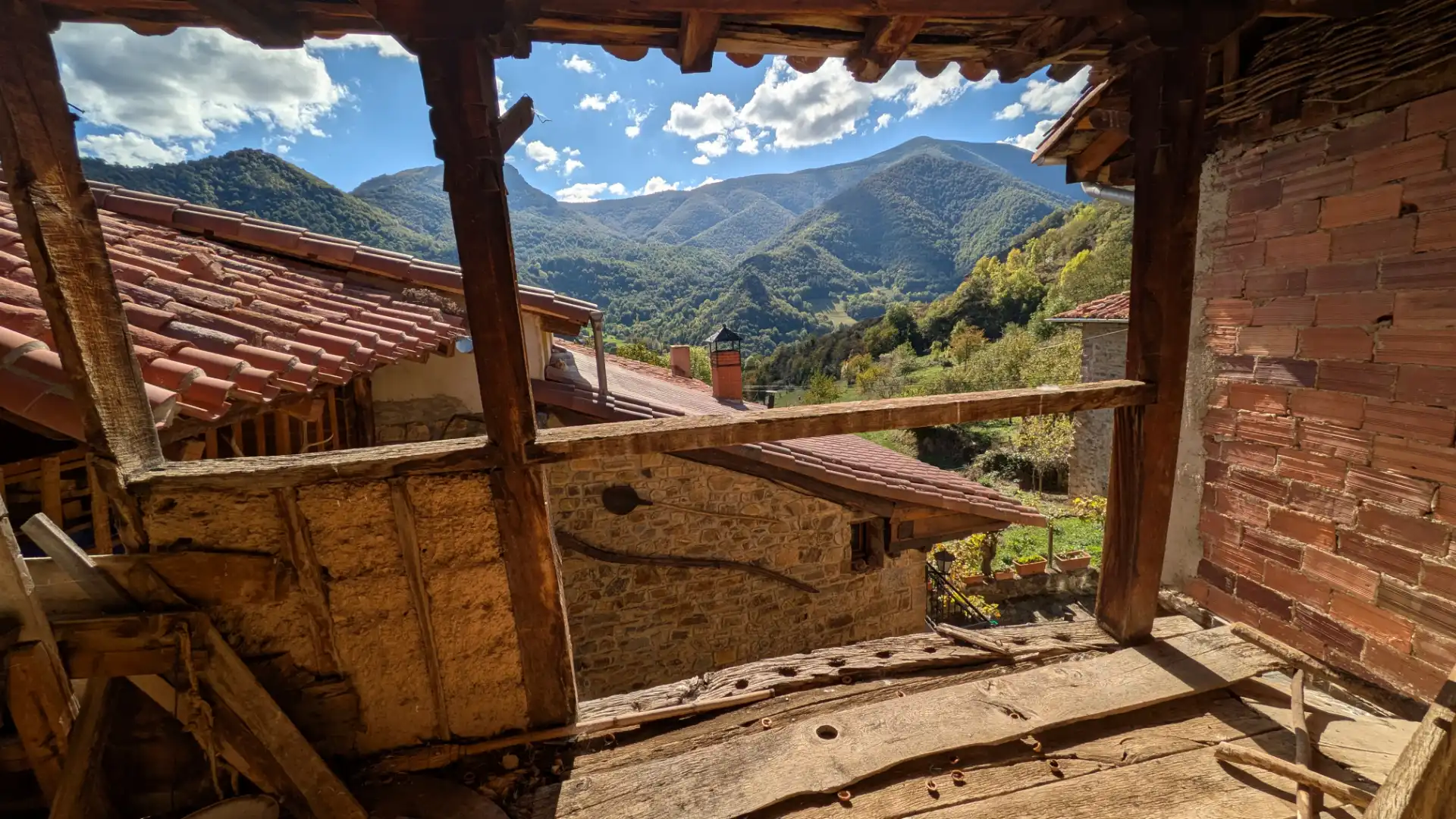 Exterior view of Single-family semi-detached for sale in Vega de Liébana  with Terrace