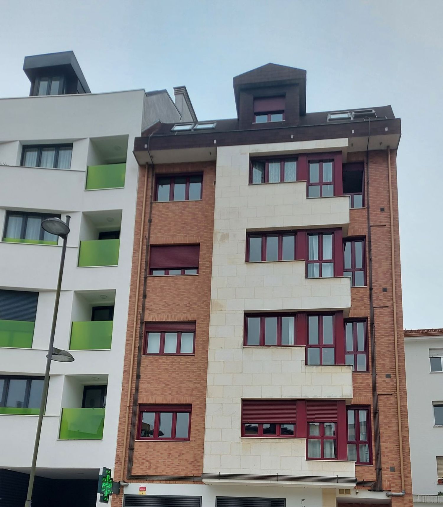 Vista exterior de Piso en venta en Oviedo  con Calefacción y Piscina