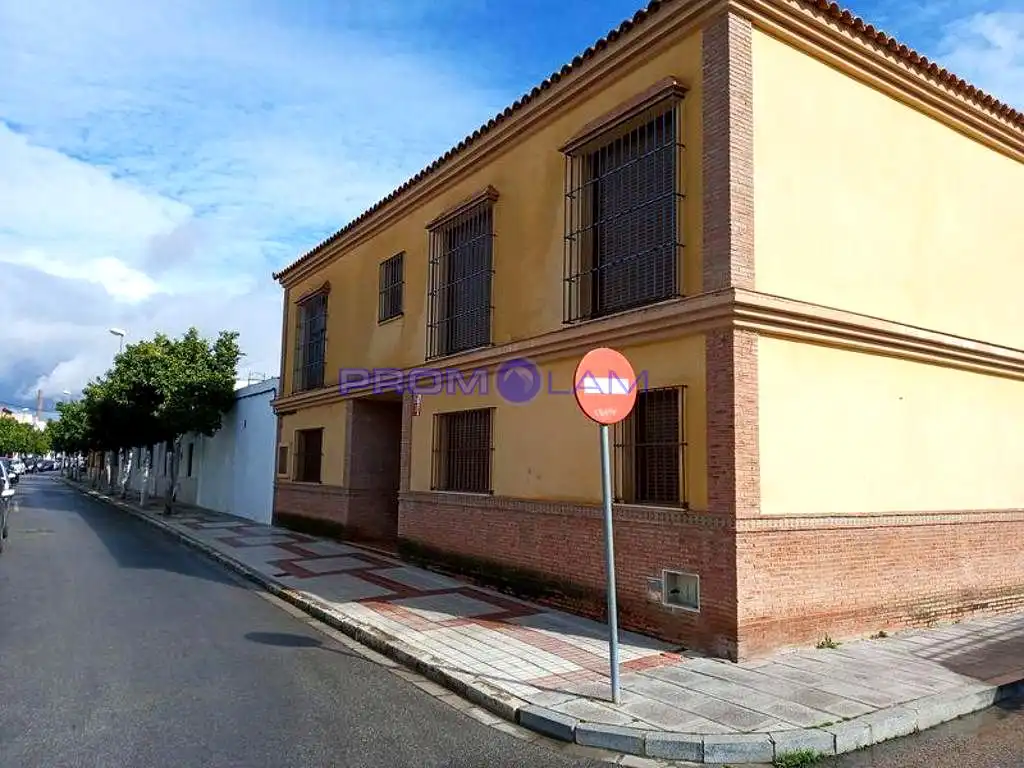 Vista exterior de Casa o xalet en venda en La Rinconada amb Jardí privat, Terrassa i Piscina