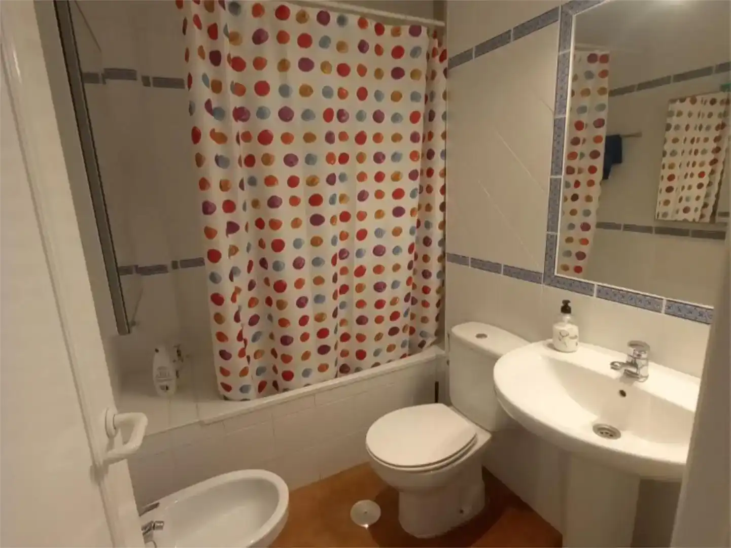 Bany de Apartament de lloguer en Islantilla amb Jardí privat, Piscina i Moblat