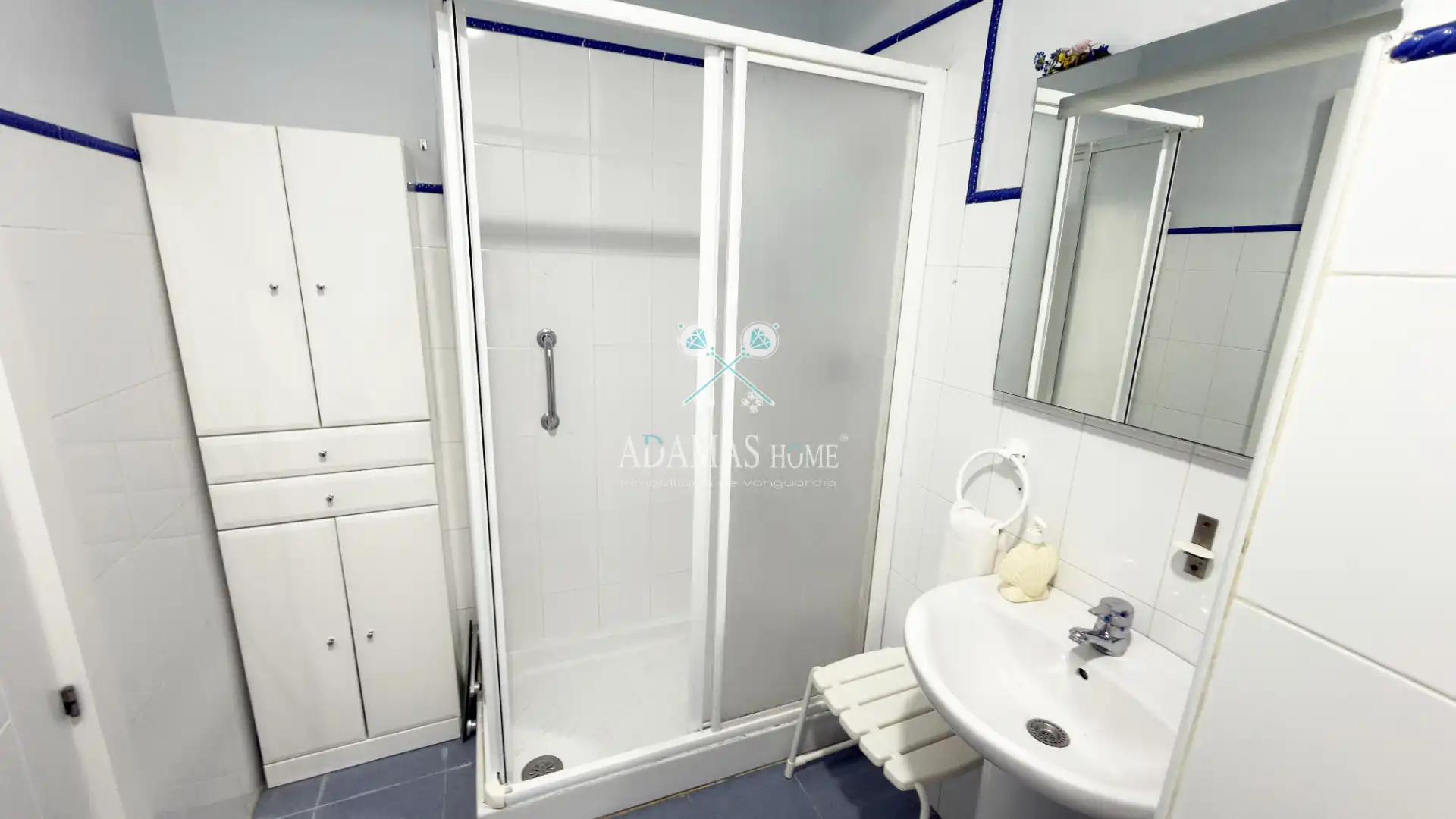 Bathroom of Flat for sale in Sevilla  with Air Conditioner and Balcony