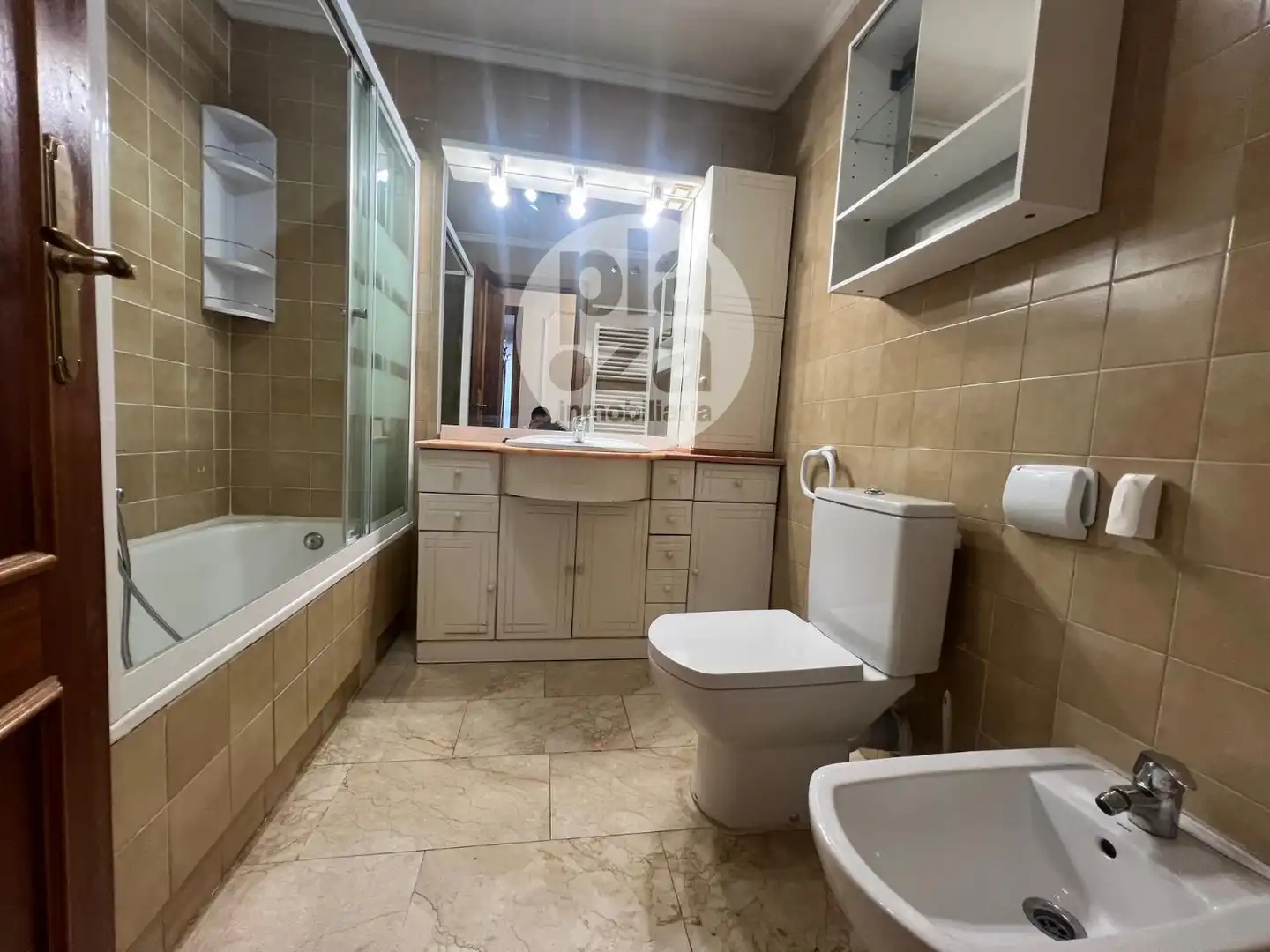 Baño de Piso de alquiler en Burgos con Calefacción, Terraza y Trastero