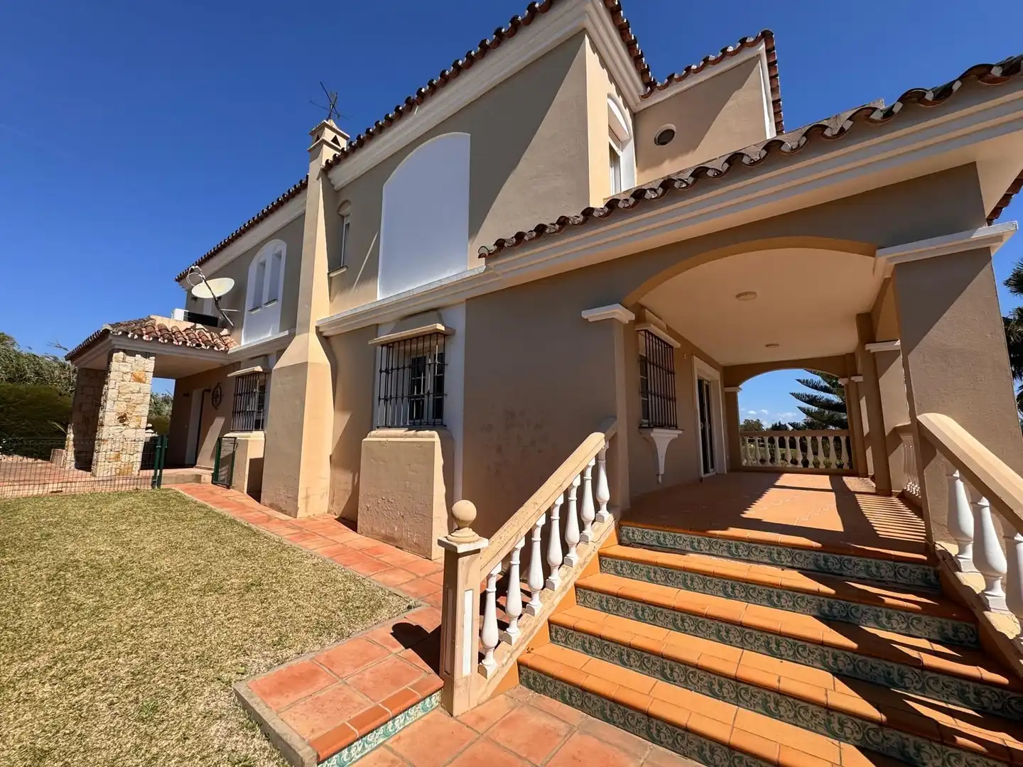 Vista exterior de Casa o chalet en venta en Estepona con Aire acondicionado, Calefacción y Jardín privado