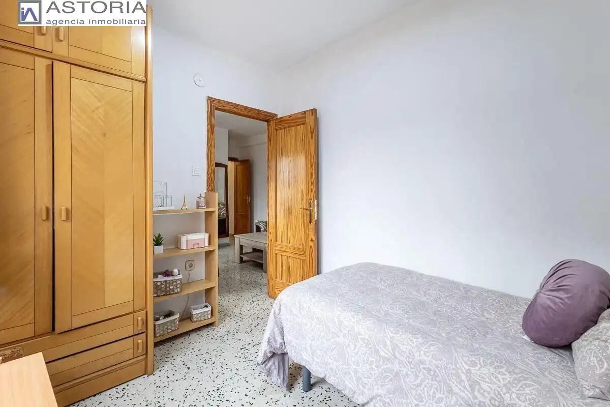 Schlafzimmer von Wohnung zum Verkauf in Granada mit Möbliert und Balkon