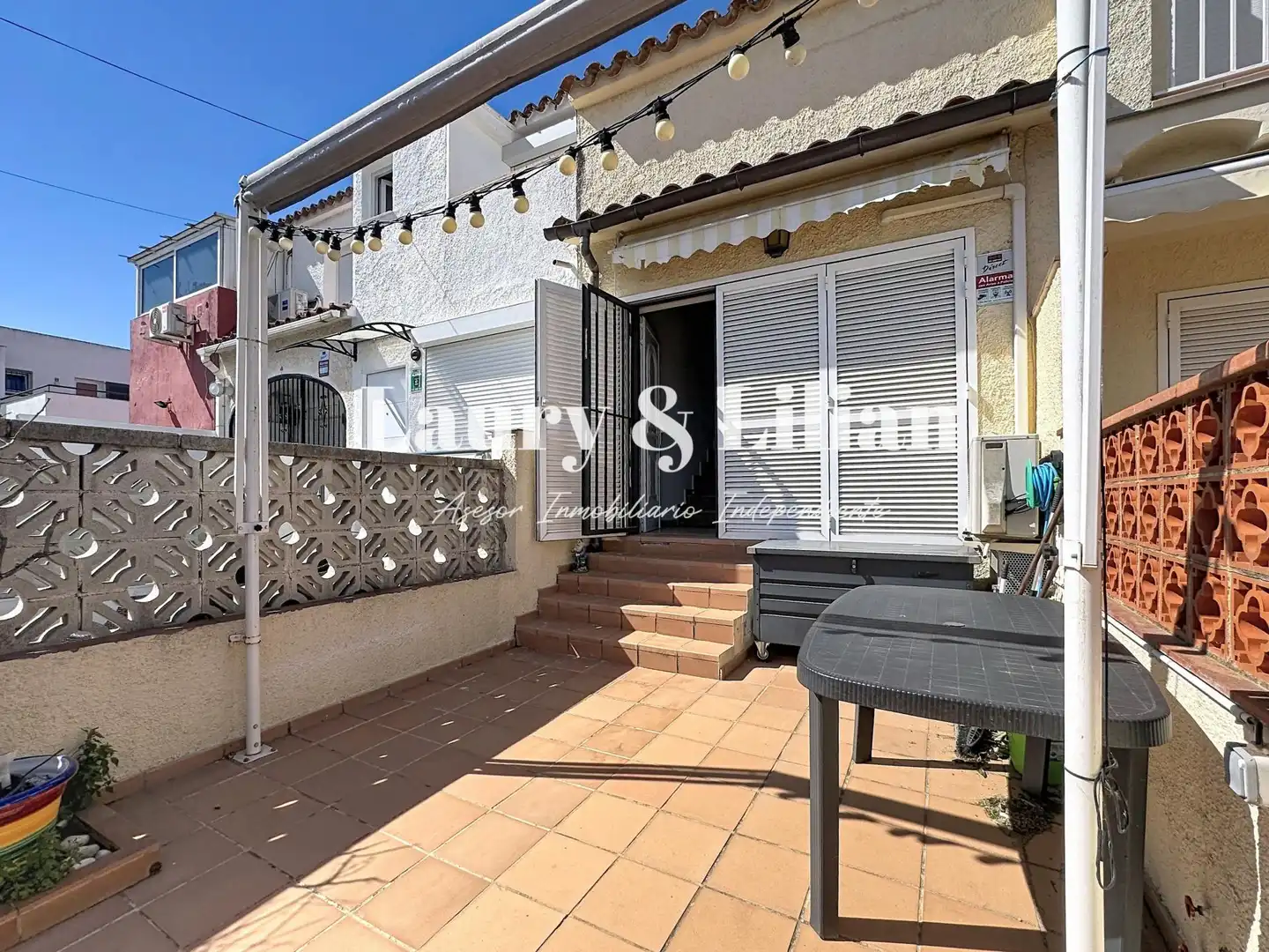 Vista exterior de Casa adosada en venda en Empuriabrava amb Aire condicionat i Terrassa