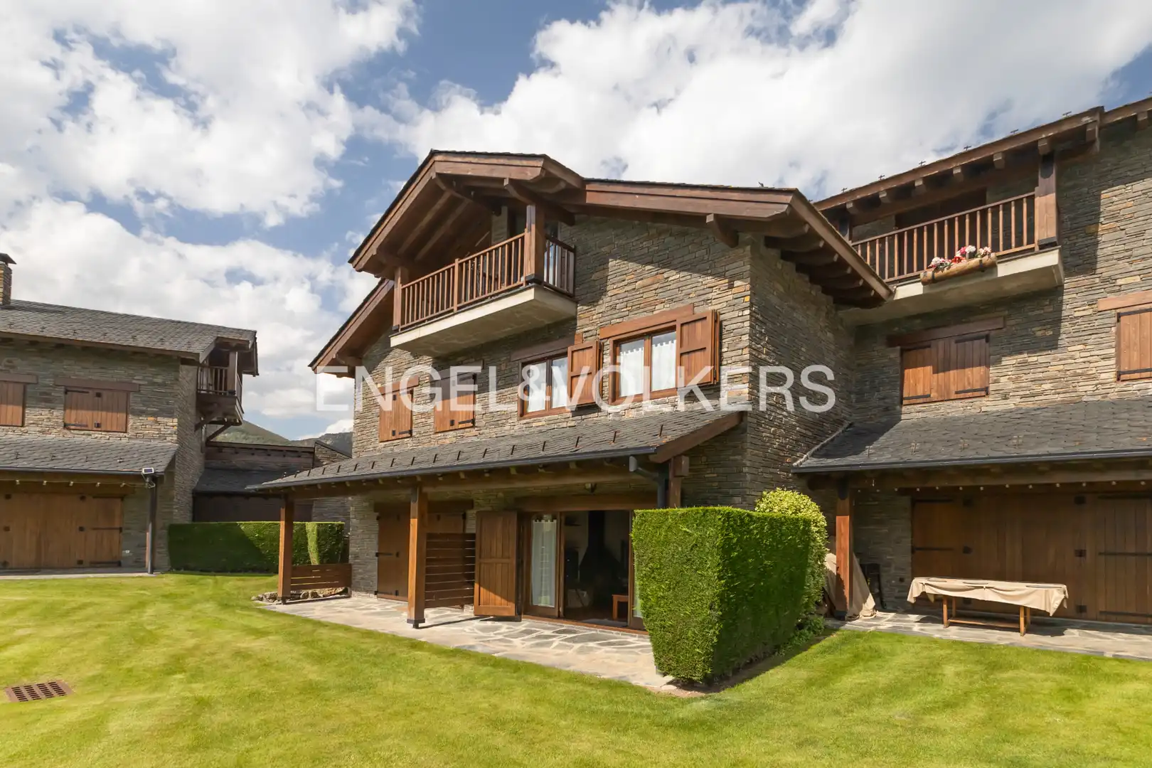 Vista exterior de Casa adosada en venda en Bellver de Cerdanya amb Calefacció, Parquet i Terrassa