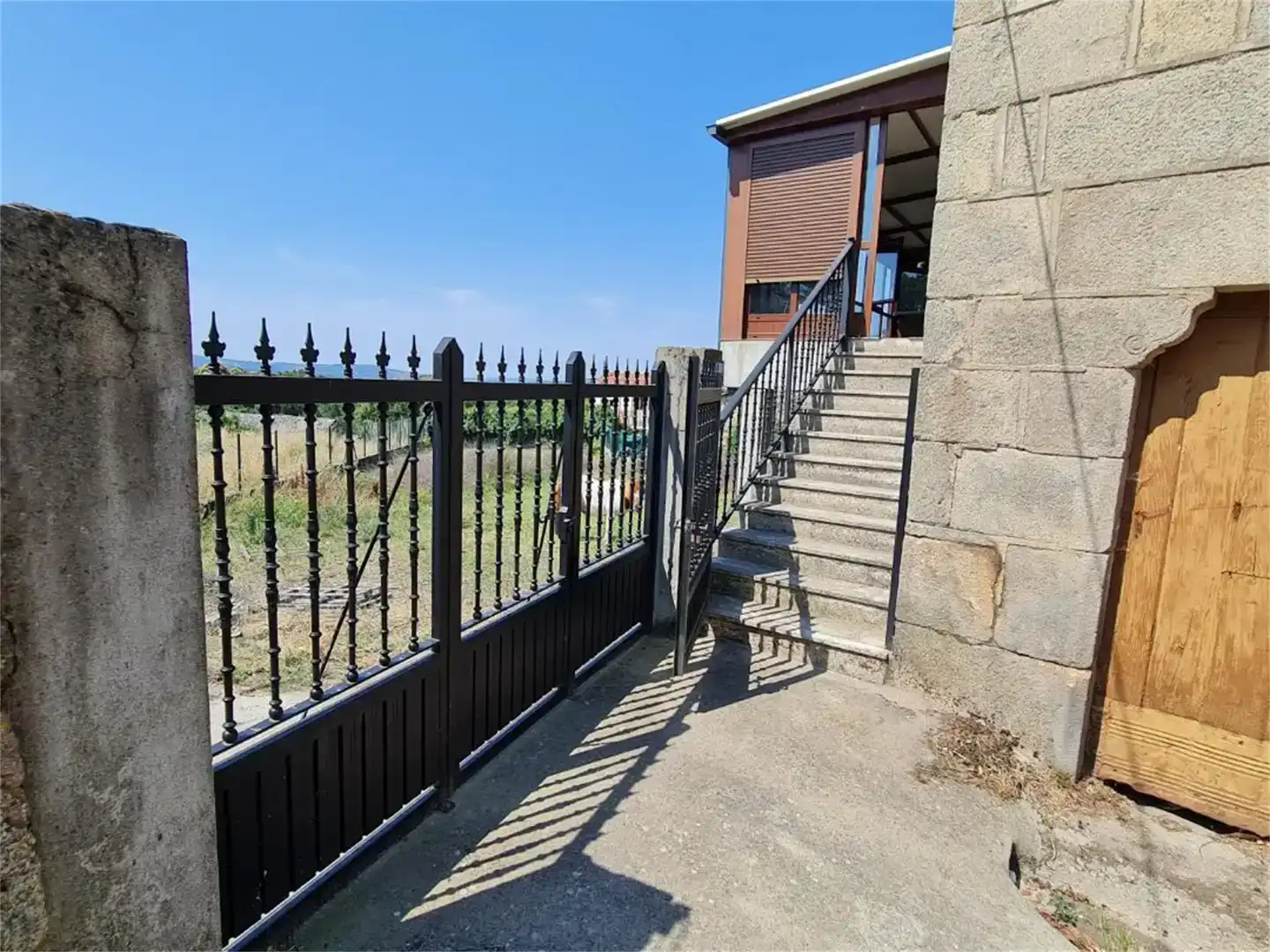 Vista exterior de Finca rústica en venda en Hermisende amb Jardí privat, Moblat i Balcó