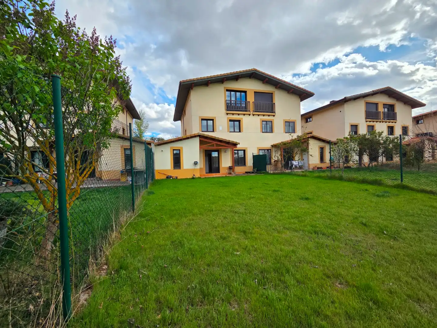 Vista exterior de Casa adosada en venta en Cardeñadijo con Calefacción, Jardín privado y Terraza