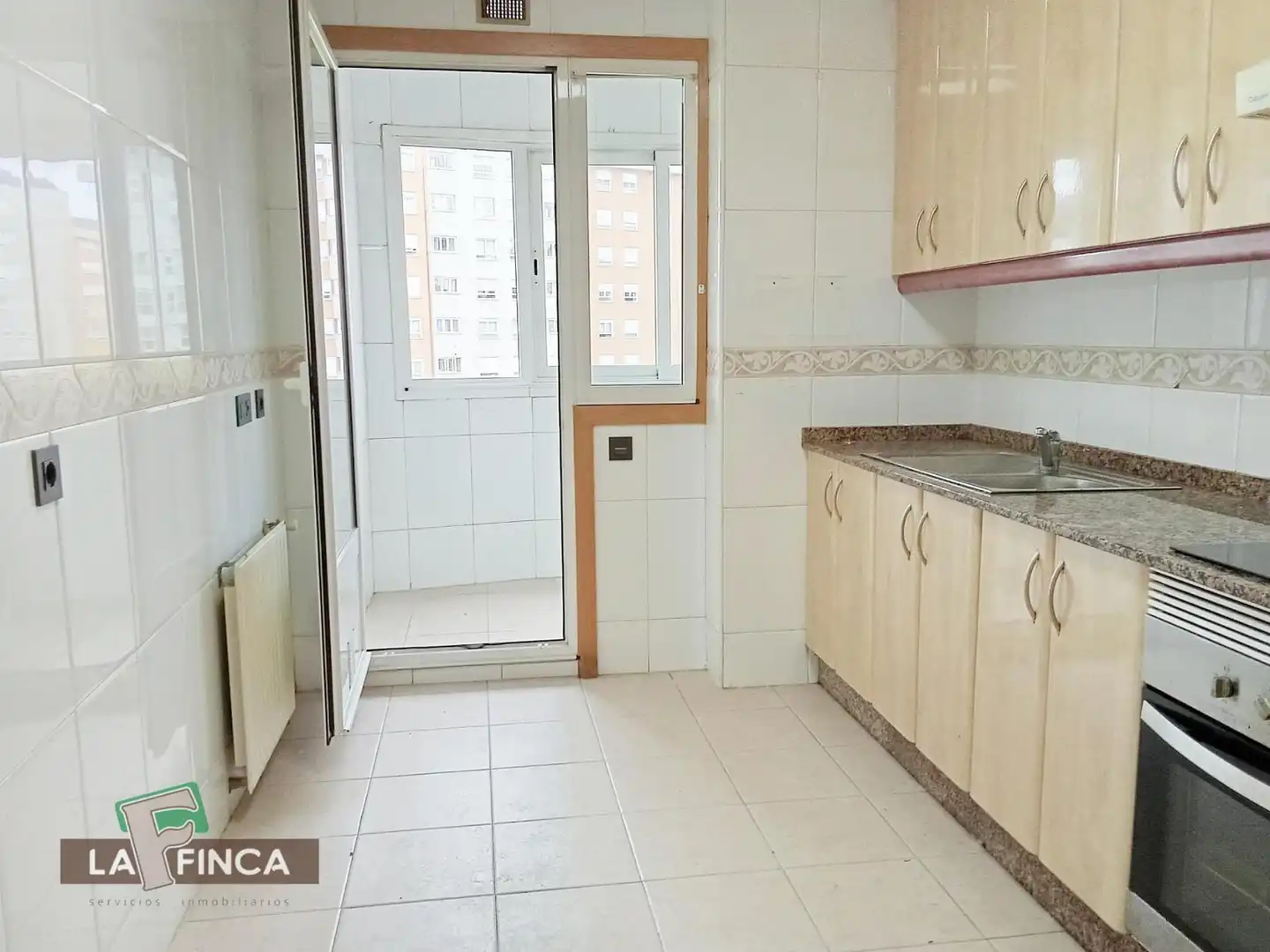 Cuina de Pis en venda en Oviedo  amb Calefacció, Parquet i Terrassa