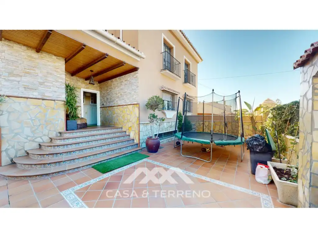 Vista exterior de Casa o xalet en venda en Vélez-Málaga amb Aire condicionat, Jardí privat i Terrassa