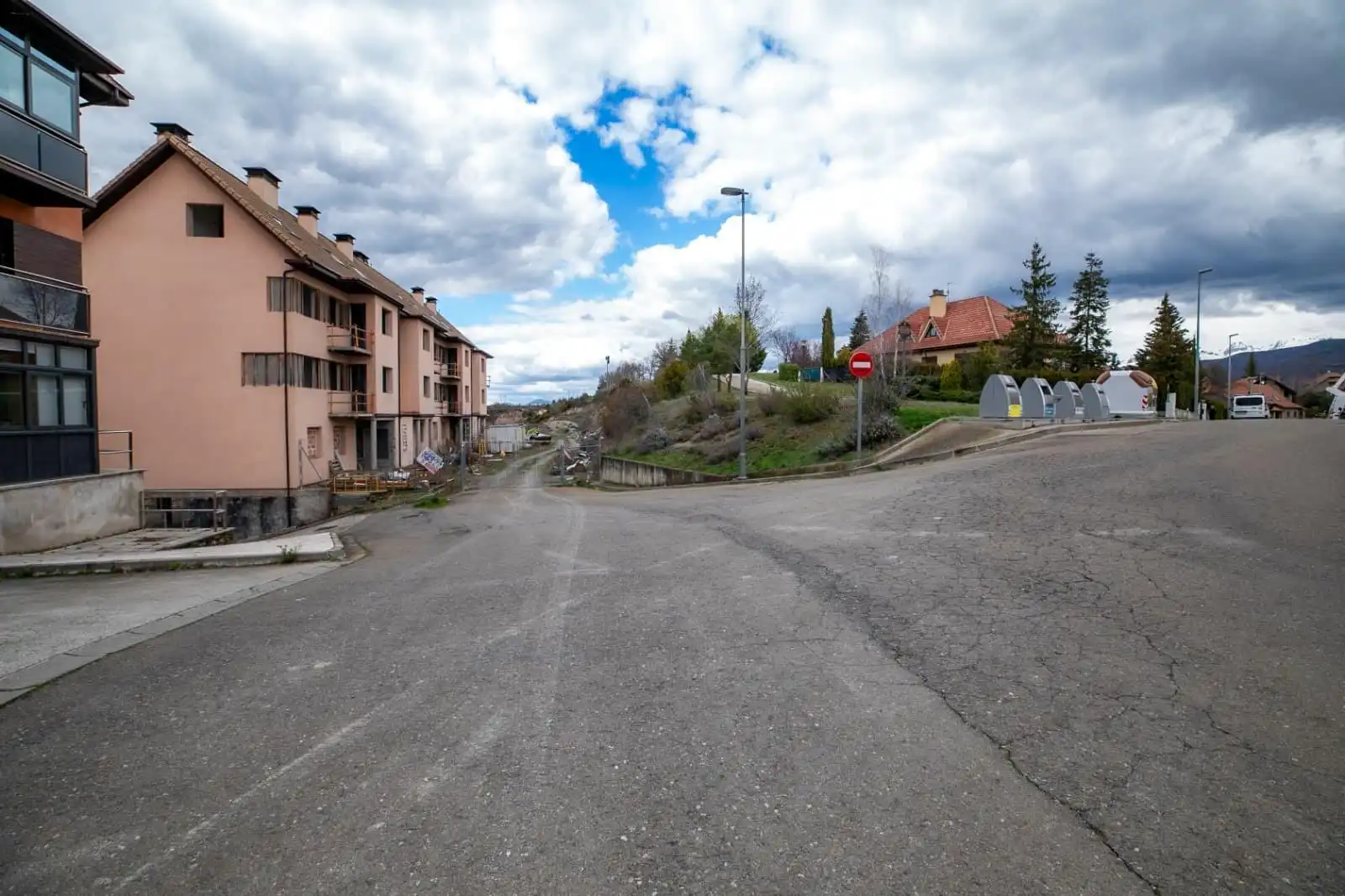 Vista exterior de Edificio en venta en Sabiñánigo