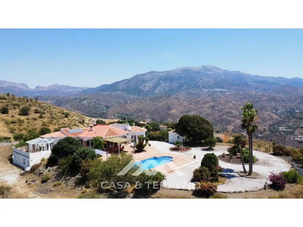 Vista exterior de Casa o xalet en venda en Vélez-Málaga amb Aire condicionat, Jardí privat i Terrassa