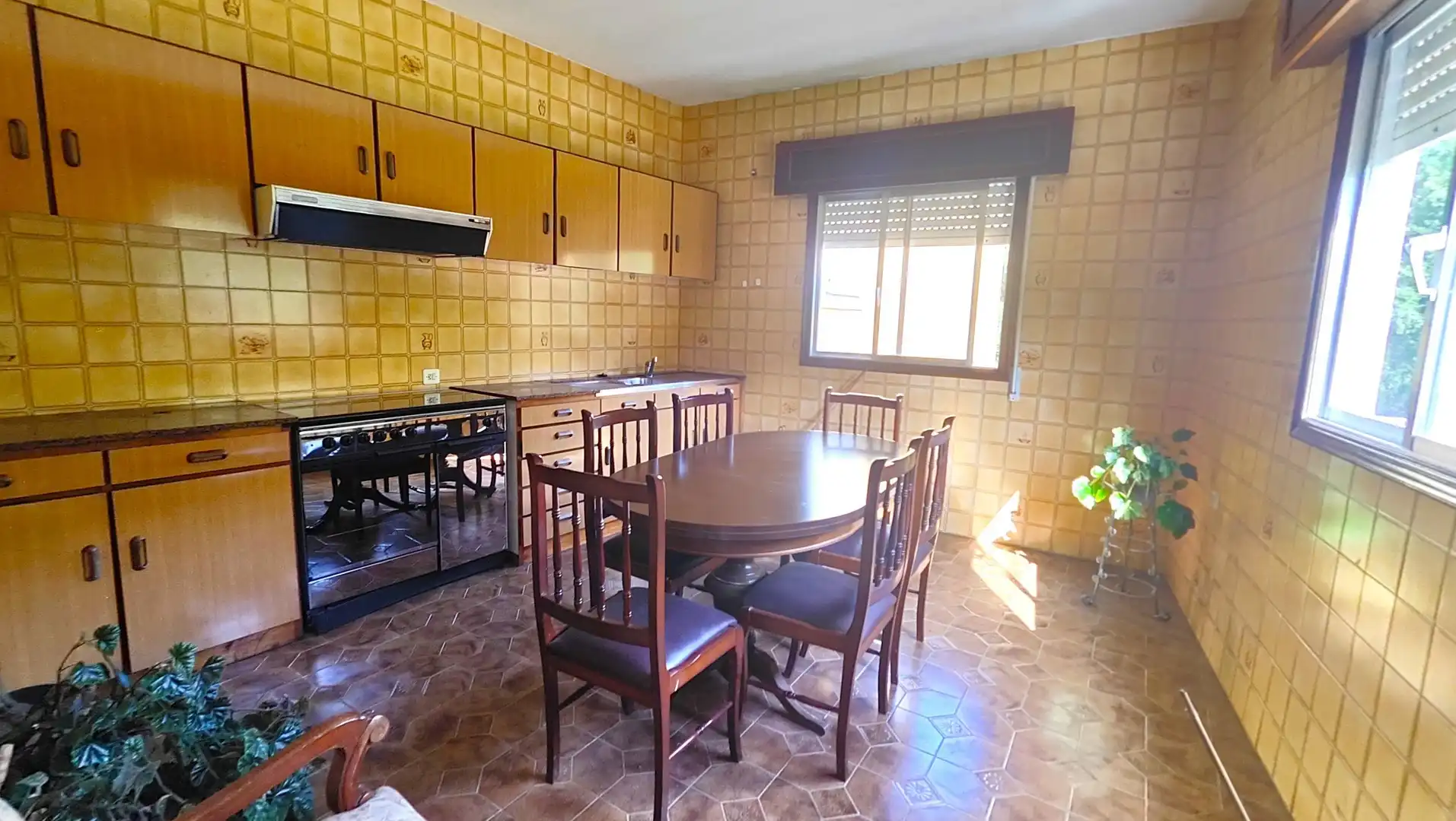 Cuina de Casa o xalet en venda en Santiago de Compostela  amb Jardí privat i Moblat