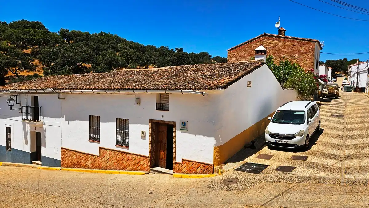 Vista exterior de Casa o xalet en venda en Aroche amb Jardí privat i Traster
