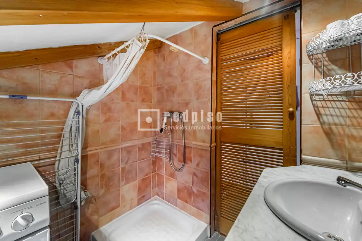 Bathroom of Study for rent in Madrid  with Air Conditioner, Parquet flooring and Terrace