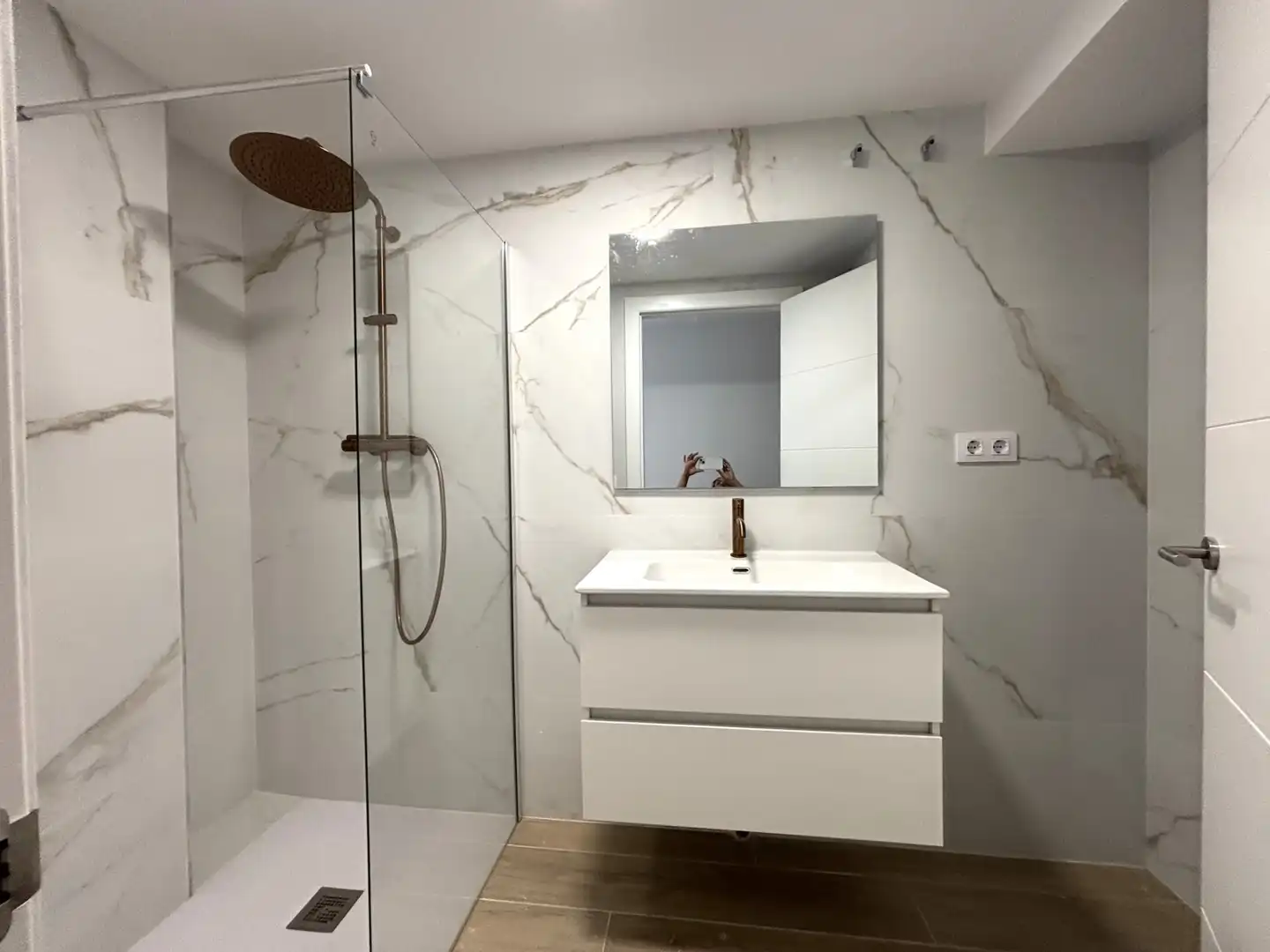 Bany de Pis en venda en Girona amb Aire condicionat, Calefacció i Terrassa