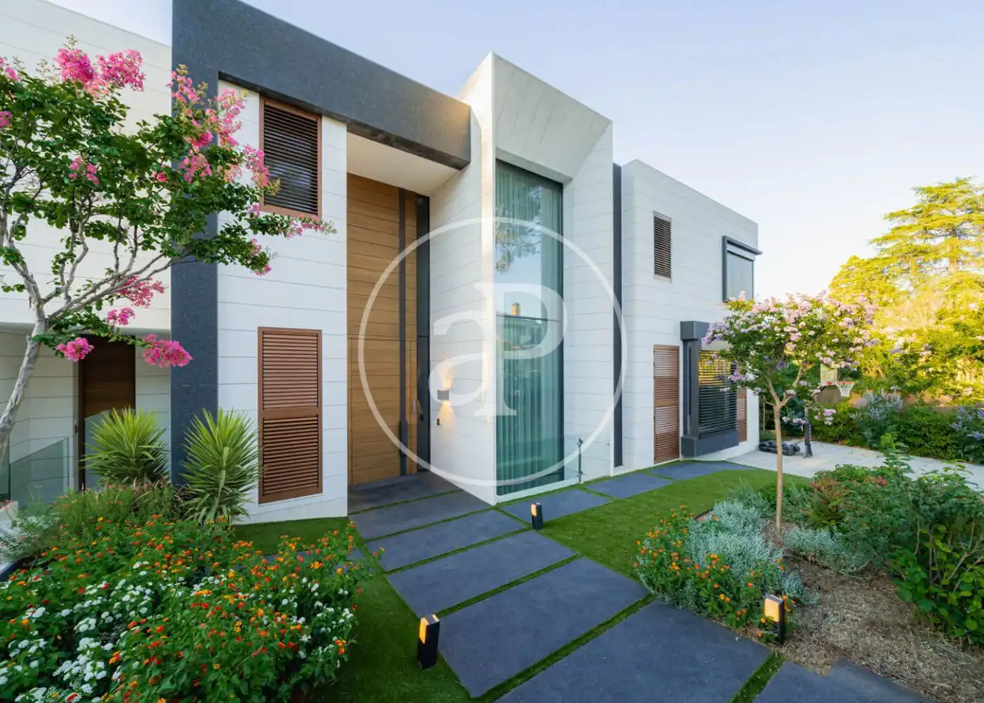 Vista exterior de Casa o chalet en venta en Madrid con Aire acondicionado, Calefacción y Jardín privado
