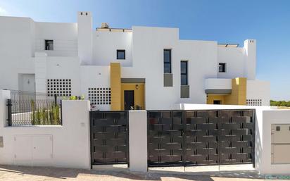 Vista exterior de Casa o xalet en venda en Busot amb Aire condicionat, Terrassa i Piscina