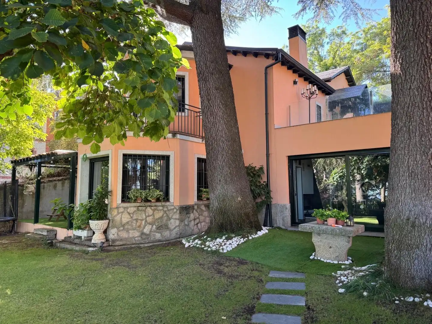 Jardín de Casa o chalet en venta en San Lorenzo de El Escorial con Aire acondicionado, Calefacción y Jardín privado