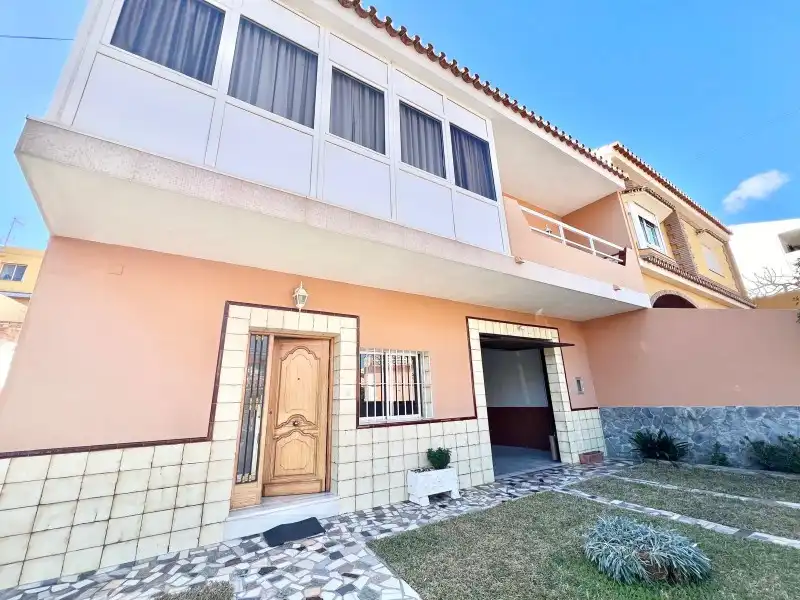 Vista exterior de Casa o xalet en venda en Málaga amb Aire condicionat, Terrassa i Moblat