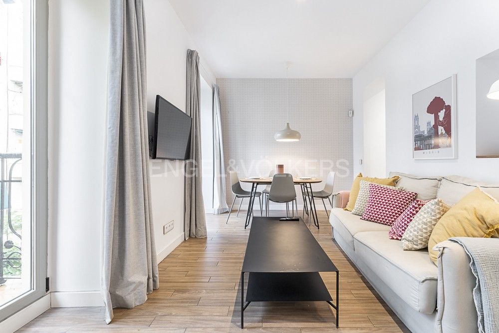 Sala de estar de Apartamento de alquiler en  Madrid Capital con Aire acondicionado, Calefacción y Amueblado