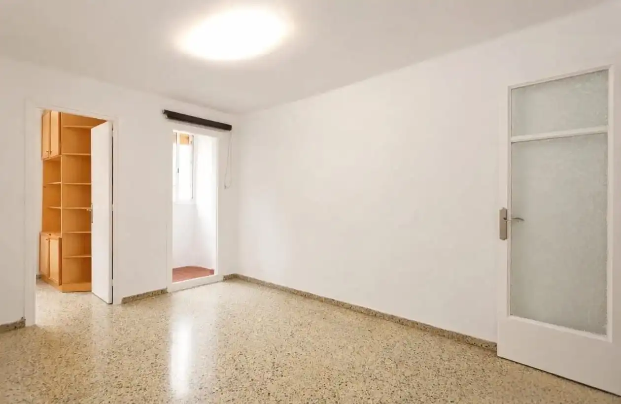 Habitación de Piso en venta en L'Hospitalet de Llobregat con Terraza y Balcón