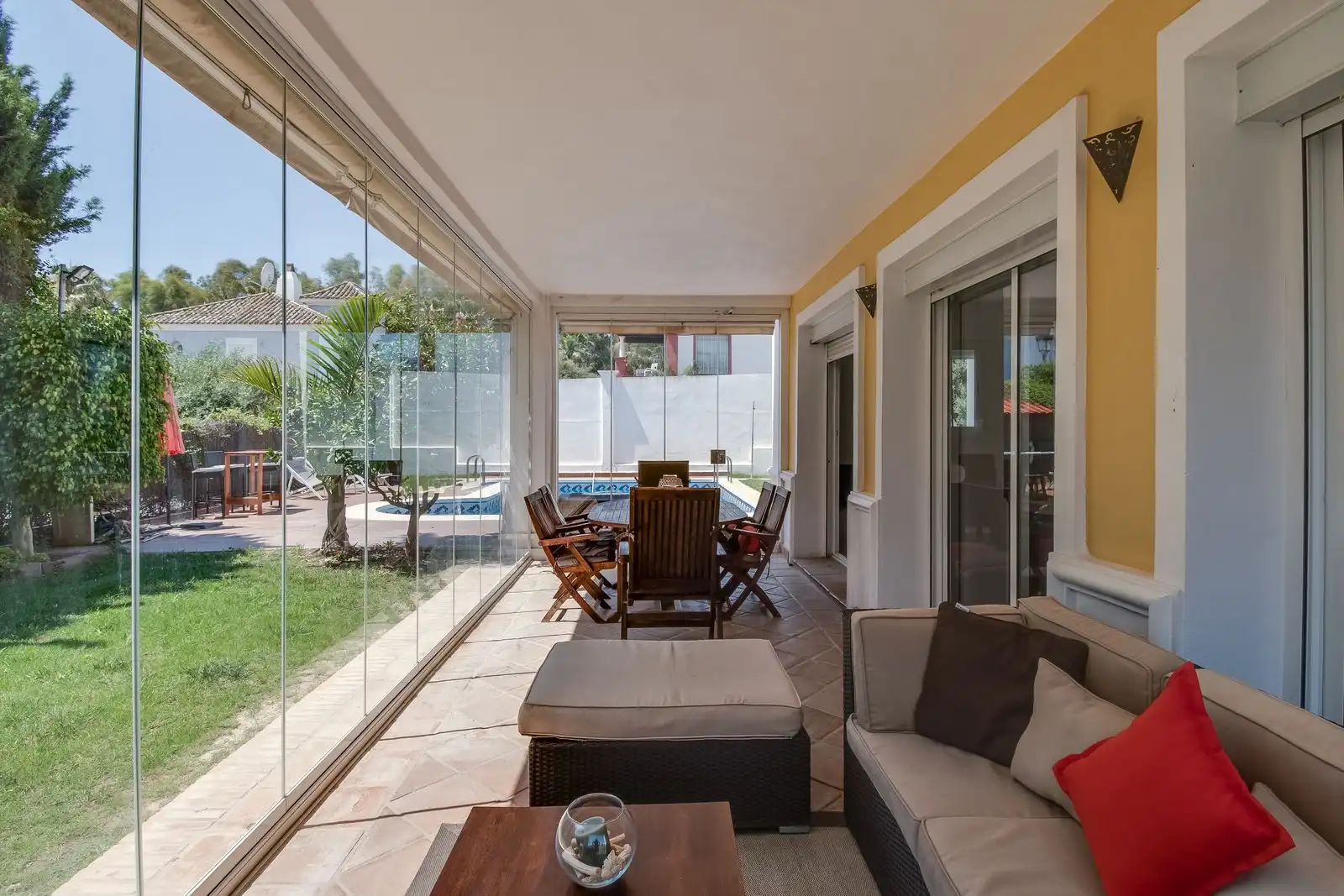 Terrassa de Casa o xalet en venda en Manilva amb Aire condicionat, Jardí privat i Piscina