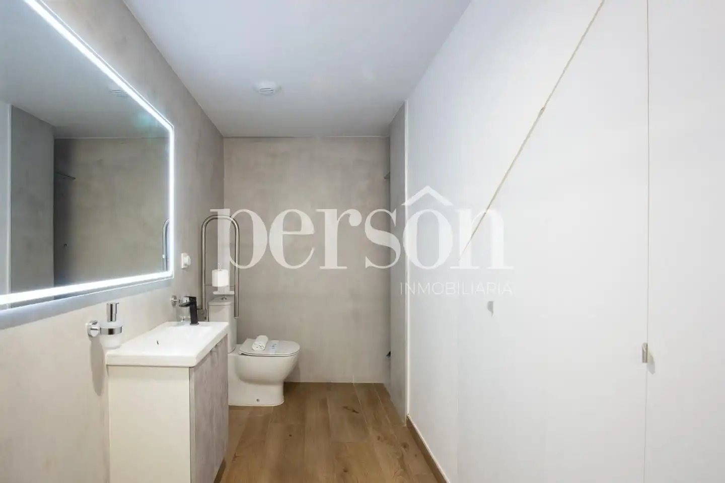 Badezimmer von Erdgeschoss zur Miete in Valencia mit Klimaanlage, Terrasse und Schwimmbad