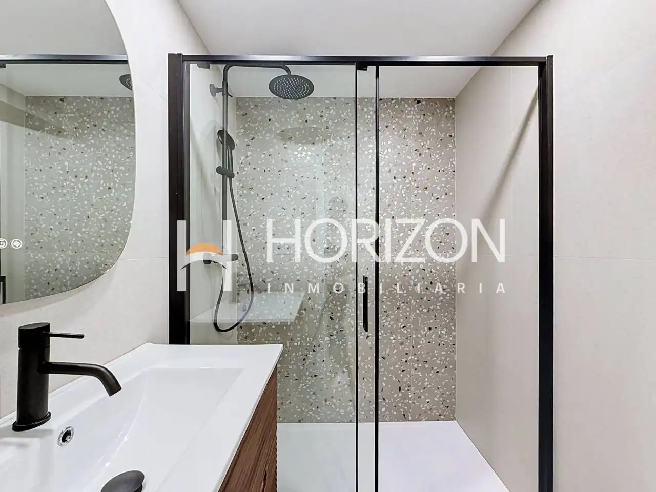 Badezimmer von Wohnung zum Verkauf in Barcelona mit Klimaanlage, Heizung und Parkett